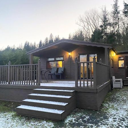 Stunning 4-Bedroom Cabin With Hot Tub In Beattock! Exteriör bild