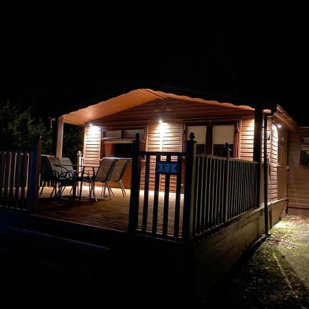 Stunning 4-Bedroom Cabin With Hot Tub In Beattock! Exteriör bild