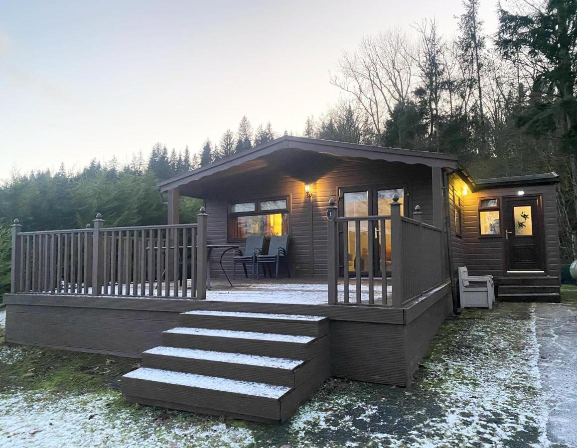 Stunning 4-Bedroom Cabin With Hot Tub In Beattock! Exteriör bild