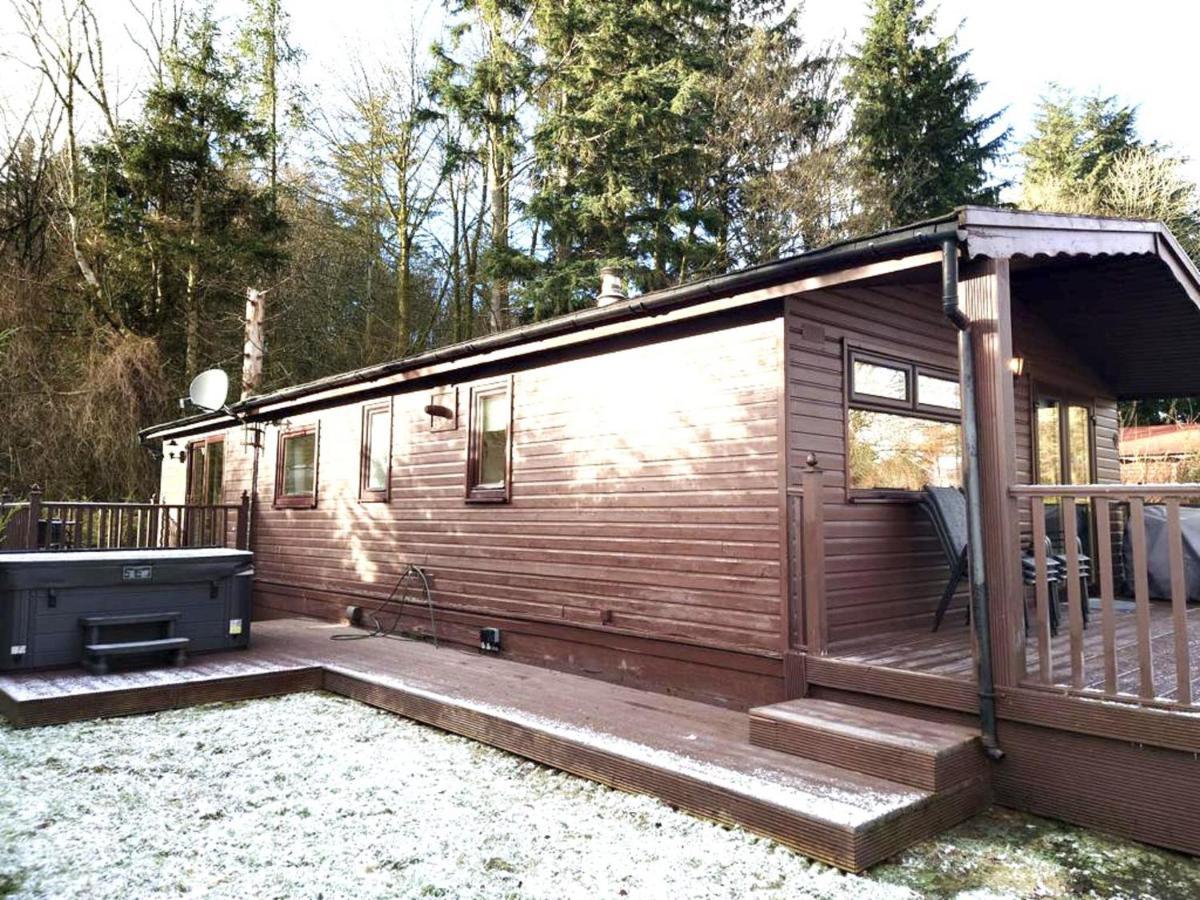 Stunning 4-Bedroom Cabin With Hot Tub In Beattock! Exteriör bild