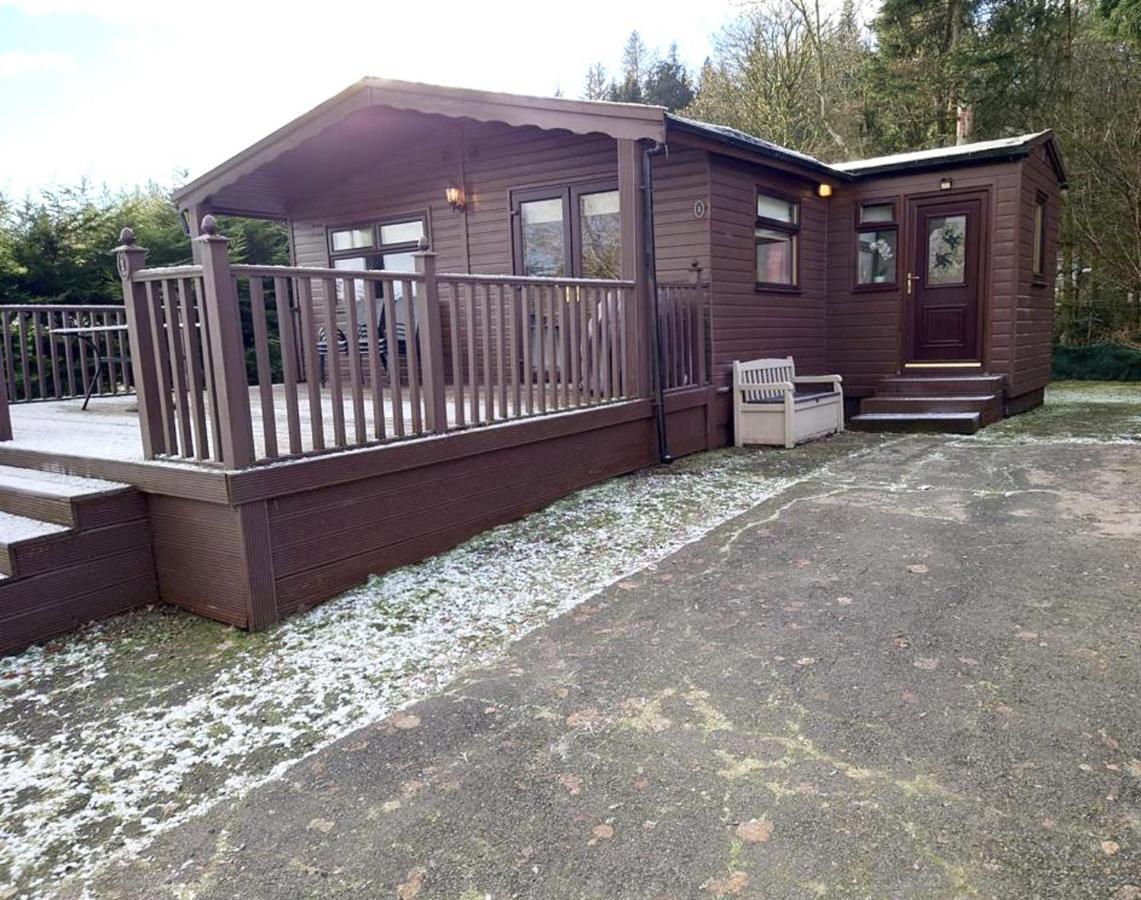 Stunning 4-Bedroom Cabin With Hot Tub In Beattock! Exteriör bild