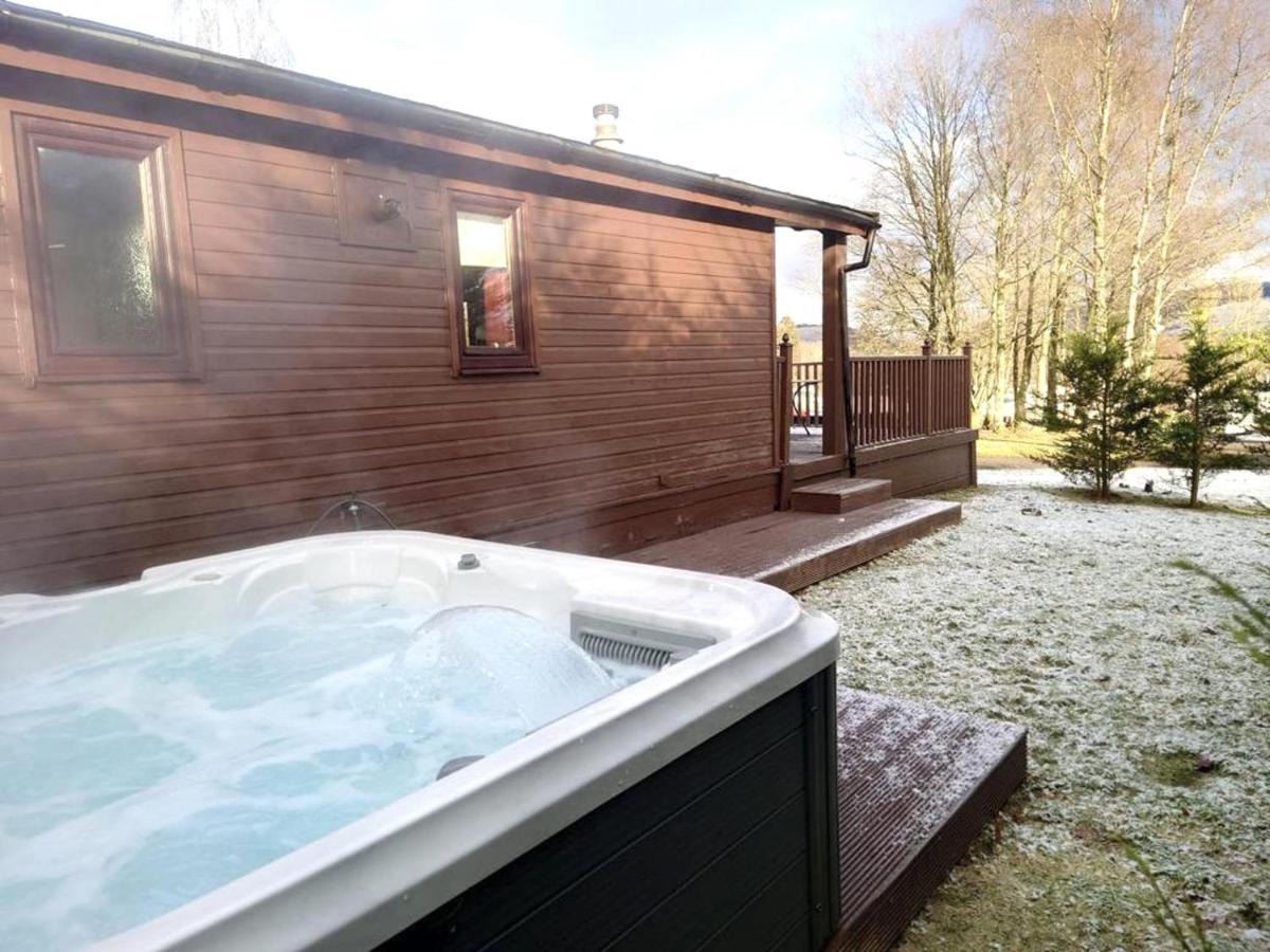 Stunning 4-Bedroom Cabin With Hot Tub In Beattock! Exteriör bild