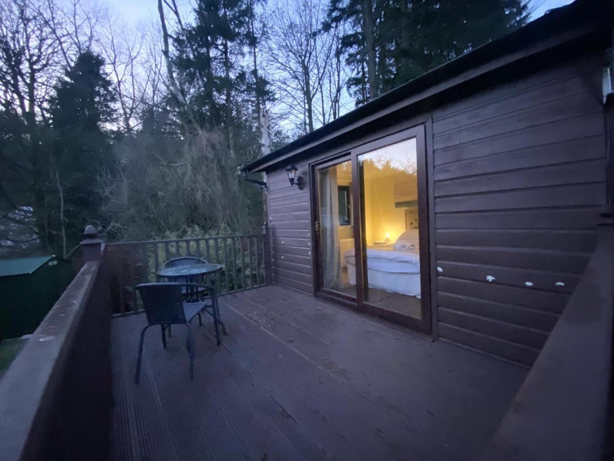 Stunning 4-Bedroom Cabin With Hot Tub In Beattock! Exteriör bild