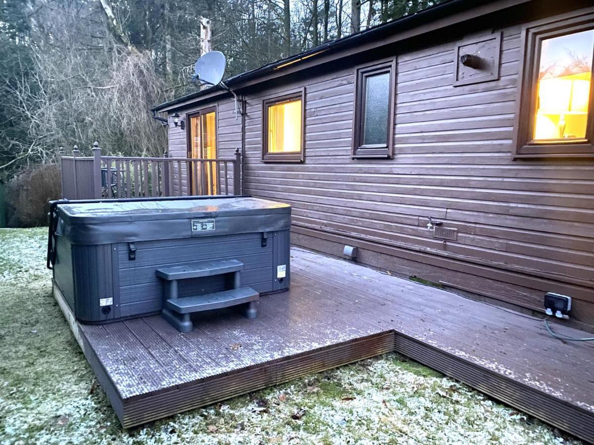 Stunning 4-Bedroom Cabin With Hot Tub In Beattock! Exteriör bild