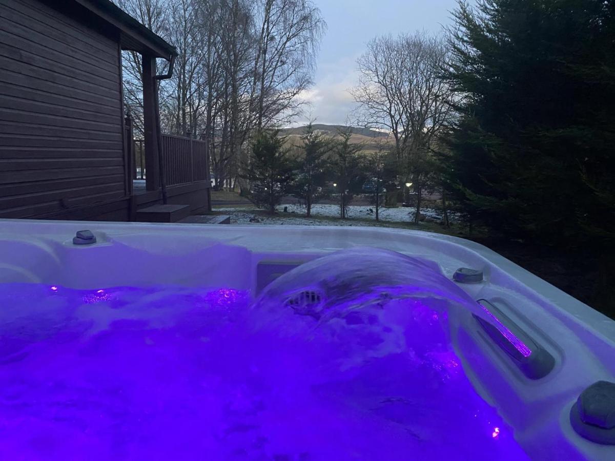 Stunning 4-Bedroom Cabin With Hot Tub In Beattock! Exteriör bild