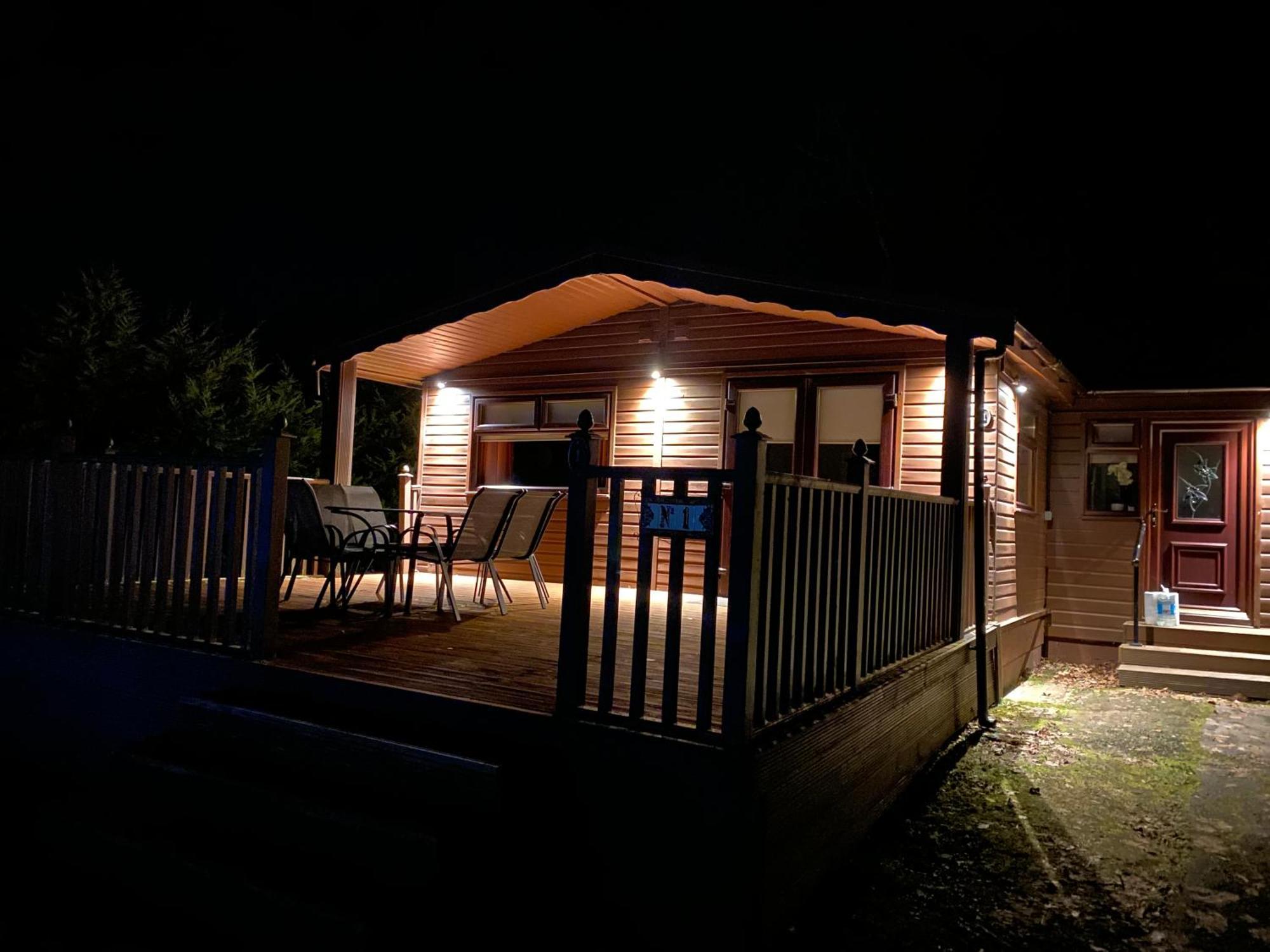 Stunning 4-Bedroom Cabin With Hot Tub In Beattock! Exteriör bild